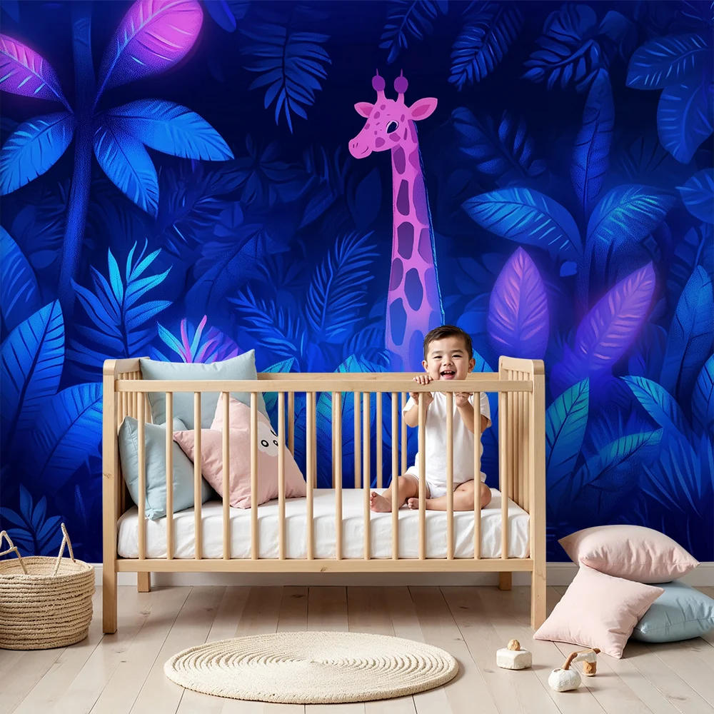 Kinderzimmer Tapete | Rosa Giraffe im hellen Dschungel