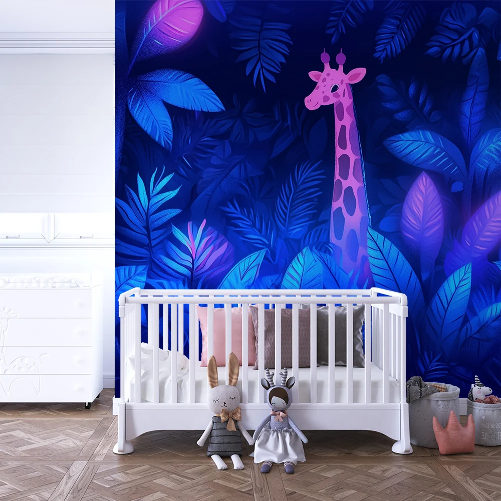 Kinderzimmer Tapete | Rosa Giraffe im hellen Dschungel