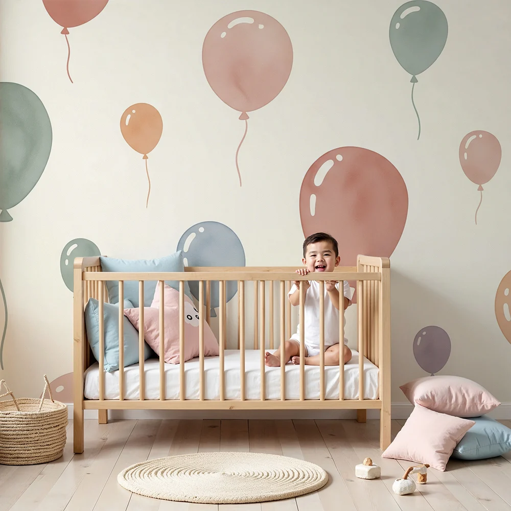 Papier de parede quarto bebê | Balões coloridos flutuando em um fundo suave