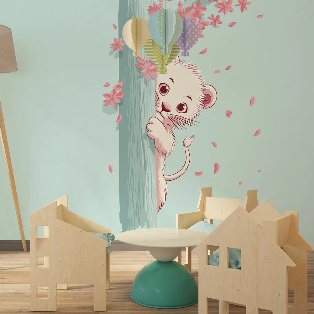 Papier de parede quarto bebê | Curioso leãozinho atrás de uma árvore florida