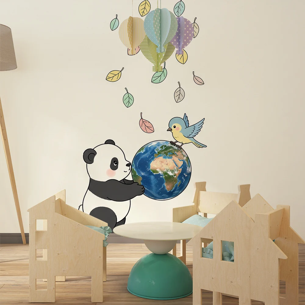 Papier de parede quarto bebê | Sladak panda drži zemljin globus s šarenim pticom