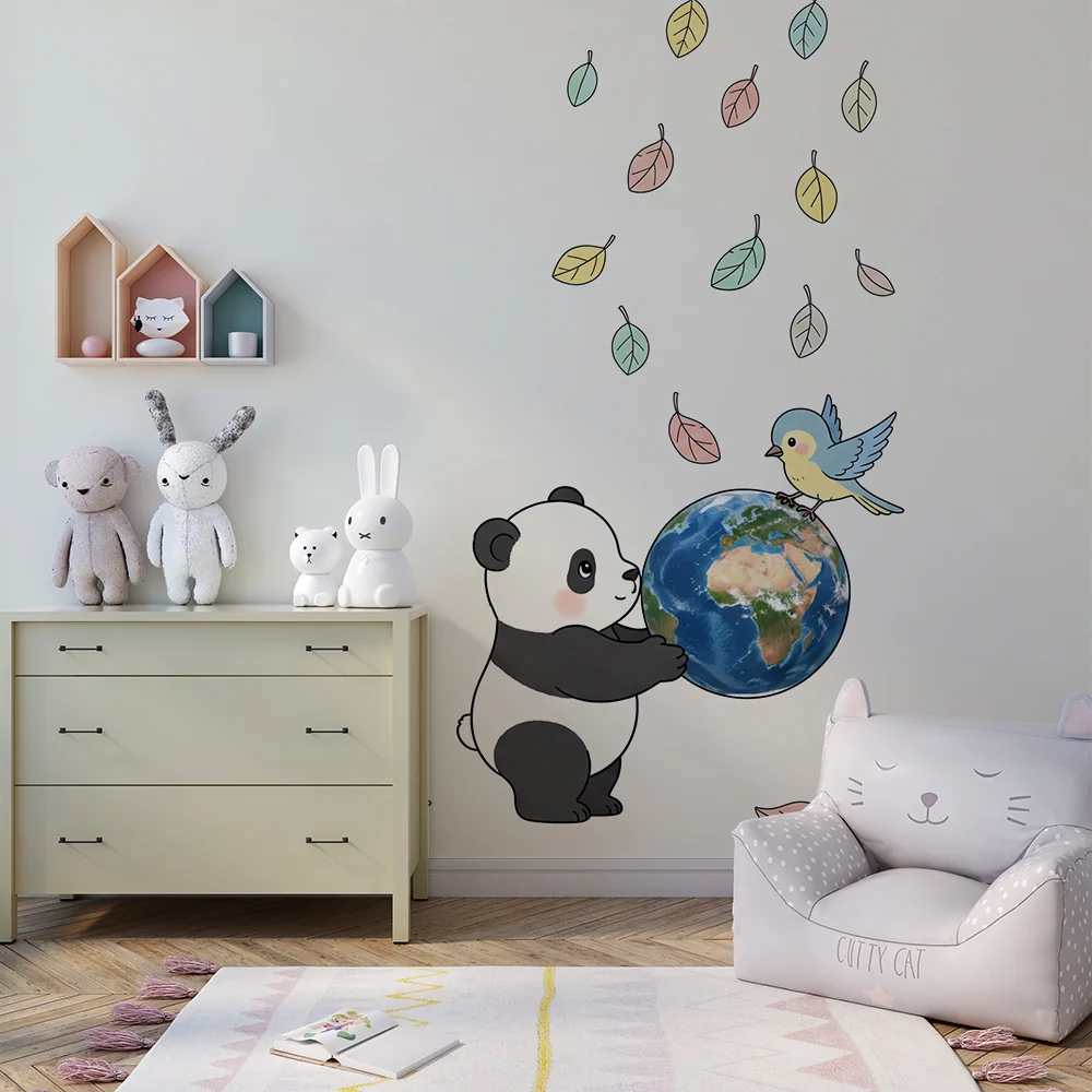 Papier de parede quarto bebê | Sladak panda drži zemljin globus s šarenim pticom