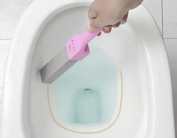 Ljubičasta četka za WC s pijeskom i smiješkom