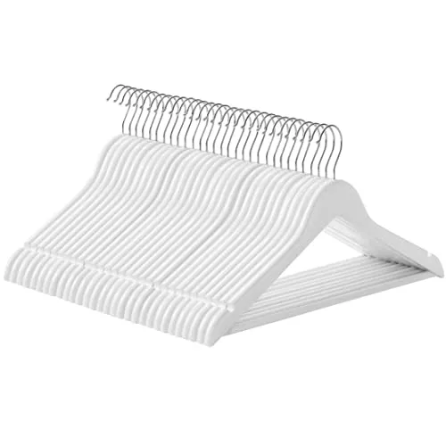 Set od 30 drvenih vješalica s izrezima za ramena, bijele boje