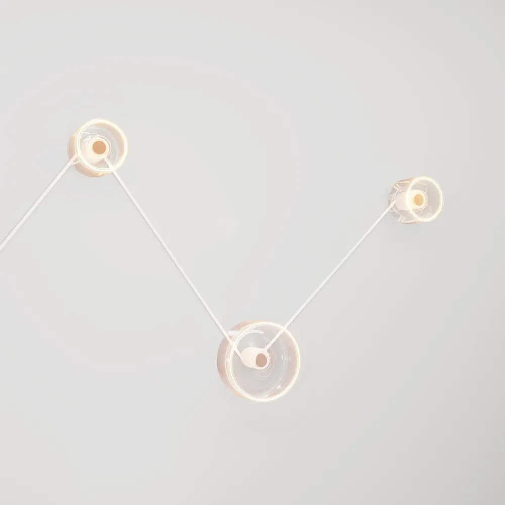 Zidna lampa Spostaluce s 3 žarulje Ghost i bijelim kabelom