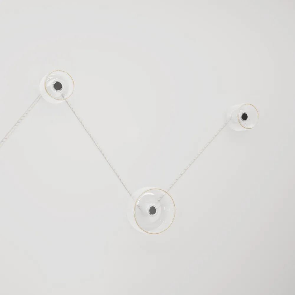 Zidna lampa Spostaluce s 3 žarulje Ghost i bijelo-zlatnim kabelom