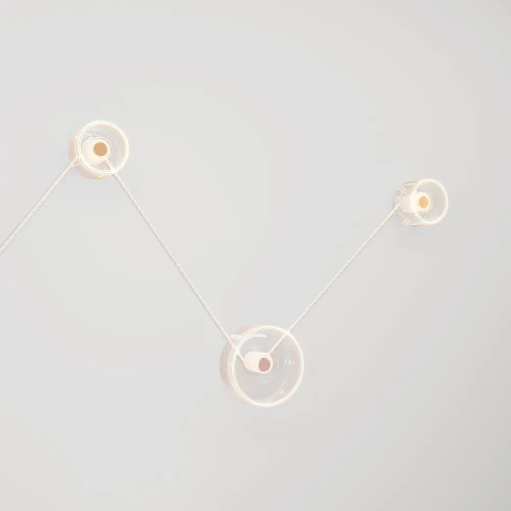 Zidna lampa Spostaluce s 3 žarulje Ghost i bijelo-zlatnim kabelom