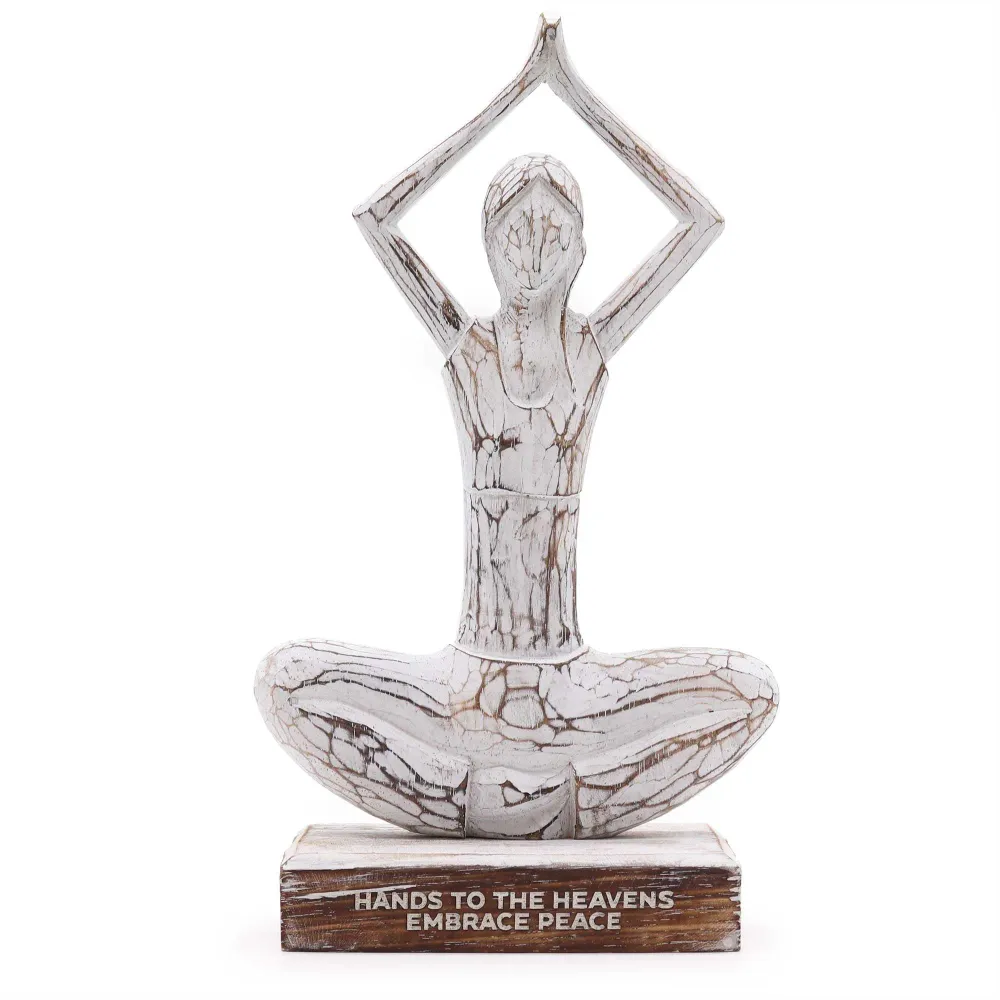 Drvena statua žene za jogu izbjeljena, ruke gore