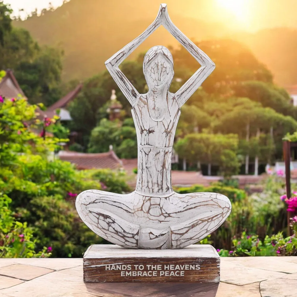 Drvena statua žene za jogu izbjeljena, ruke gore